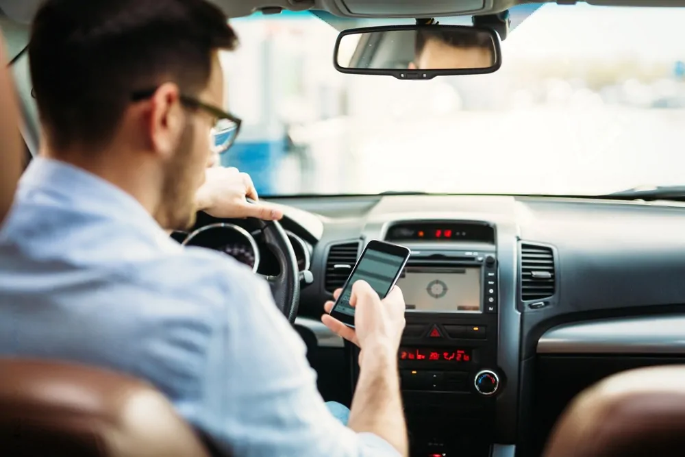 Les risques sous-estimés de l’utilisation du téléphone au volant chez les professionnels