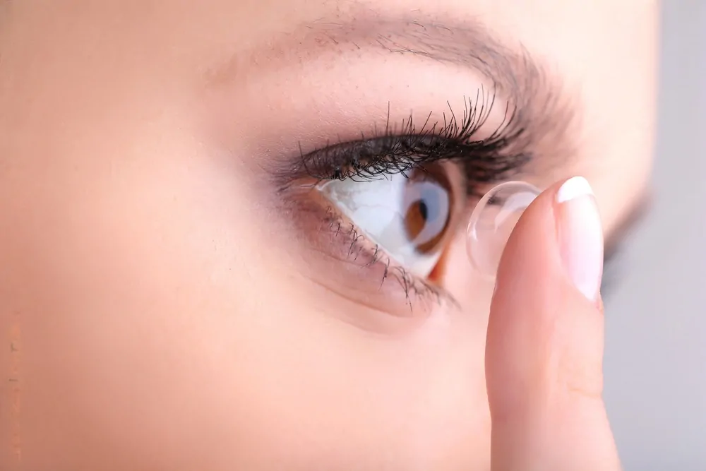 Attention aux risques pour les porteurs de lentilles dans diverses eaux