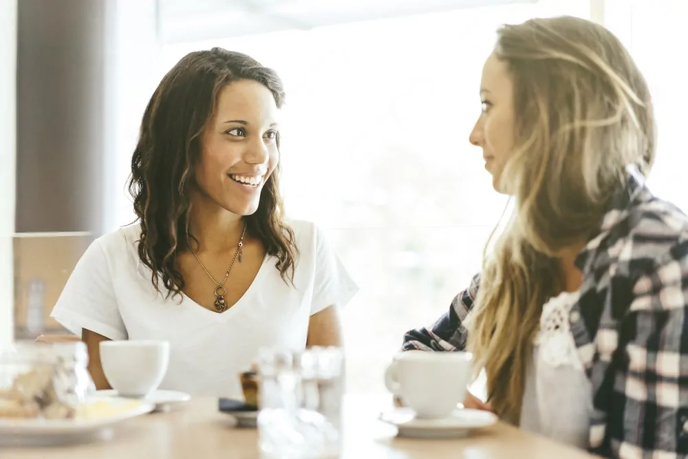 Détecter la fausse gentillesse en dix expressions