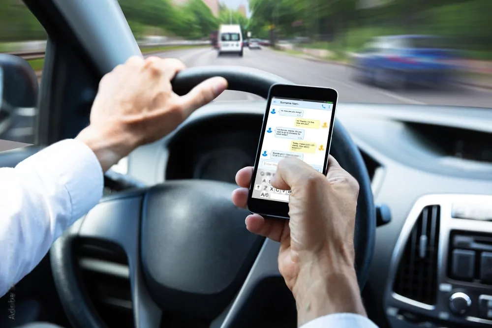 Les dangers de l’usage du téléphone en conduisant : au-delà des simples distractions